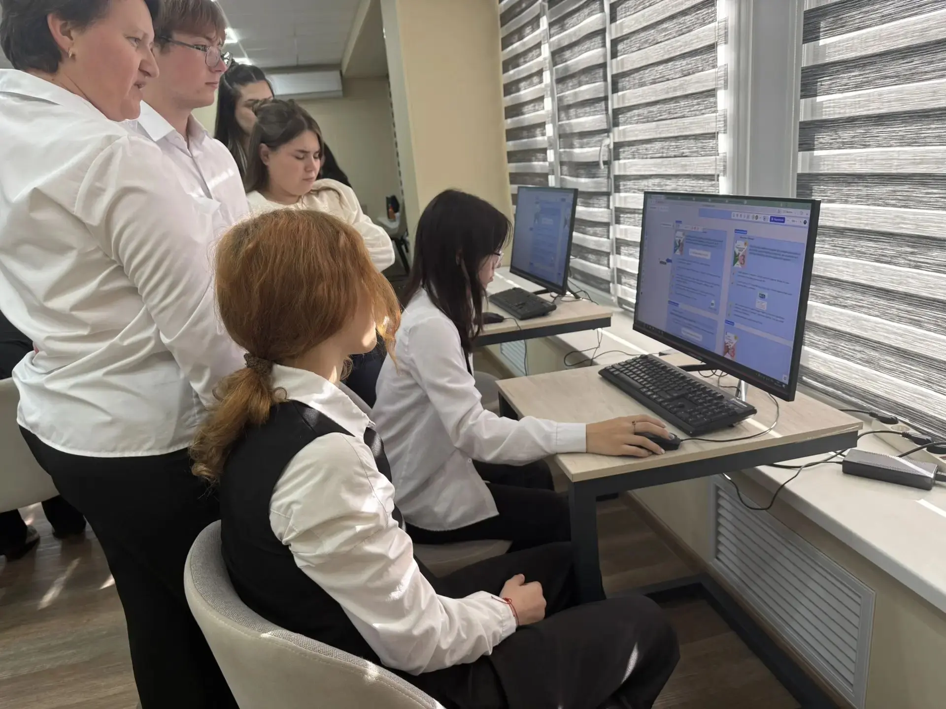 Ученики 9 г класса вместе с классным руководителем посетили педагогический колледж , в ...