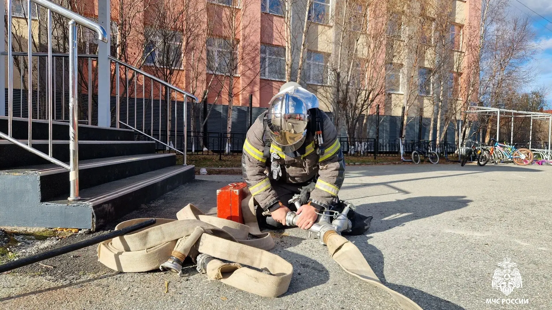 Лабытнангские огнеборцы совместно с экстренными и оперативными службами провели трениро...