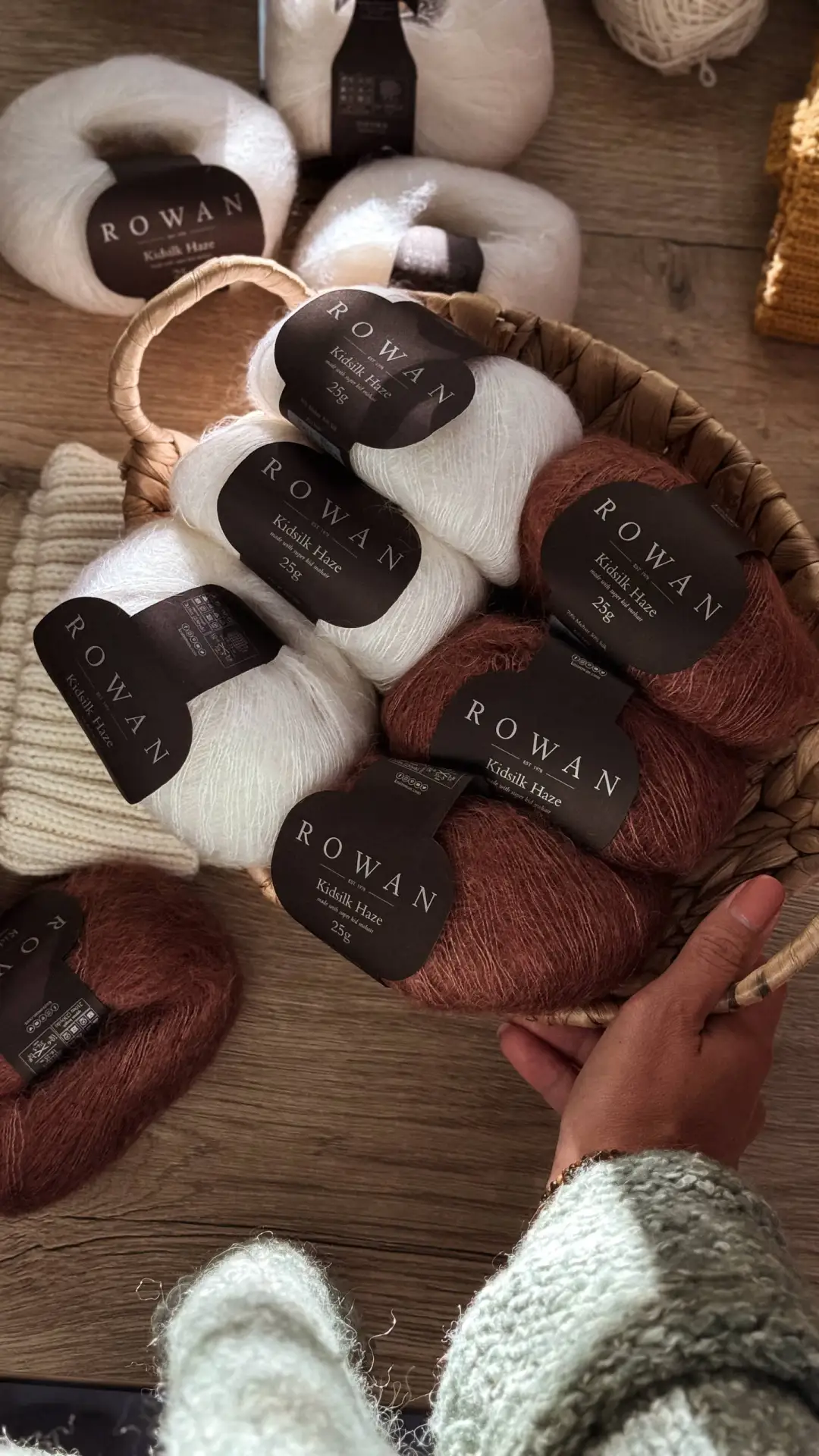 Я тут задумала платье-паутинку (или же карди), из пряжи Rowan Kidsilk Haze 🤍 показывал...