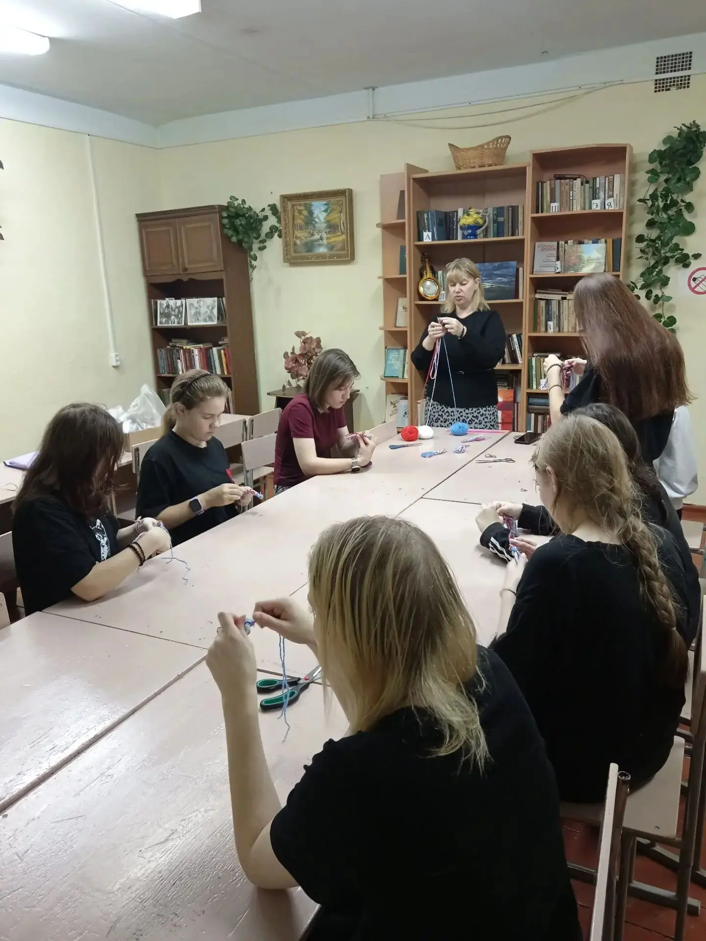 🎁Подарки с душой: студенты объединения «Креатив» поздравили пап и дедушек