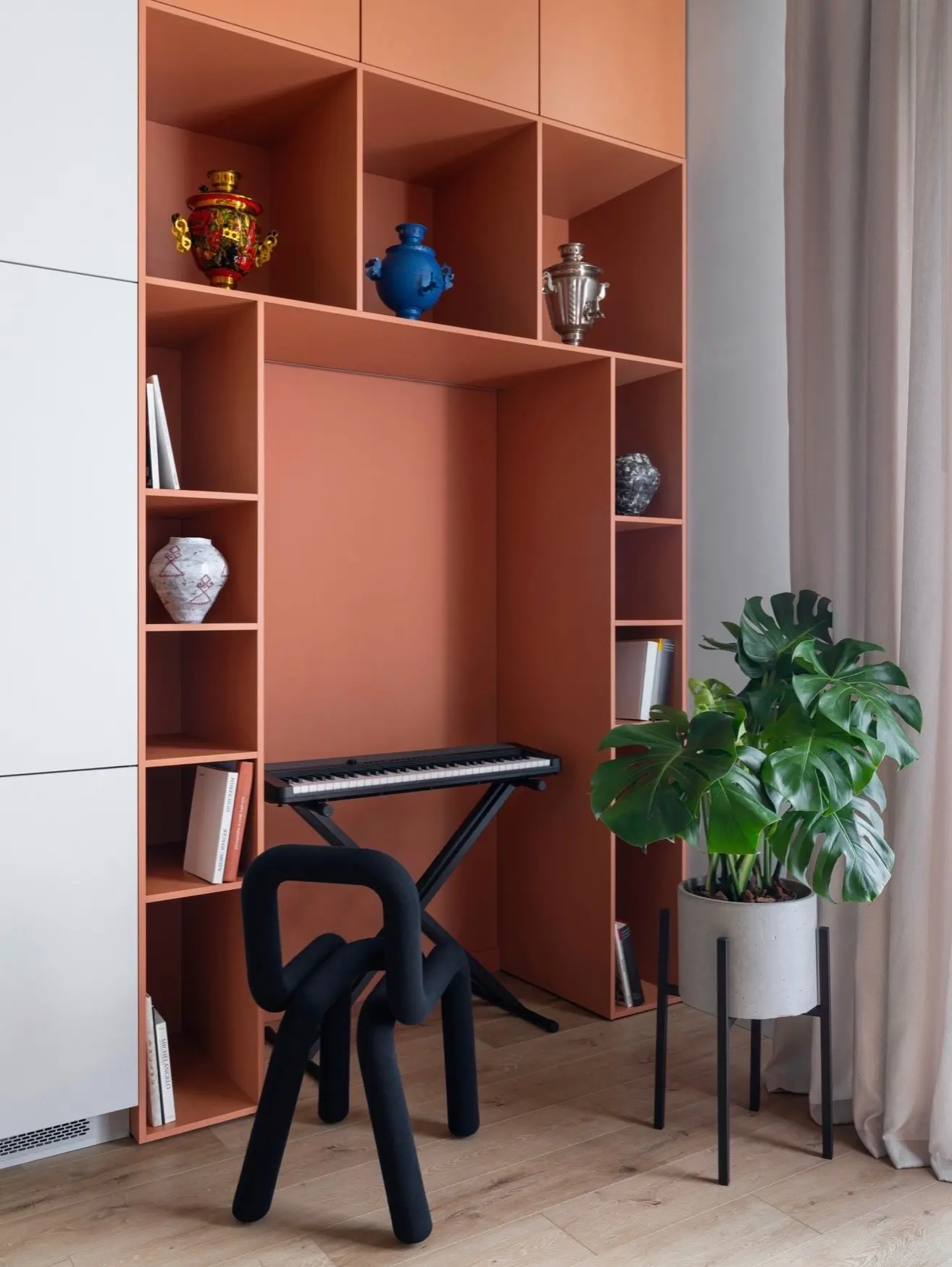 Нетиповая однушка 42,6 м²: цвет, открытый бетон и нотки русской эстетики 🌿✨