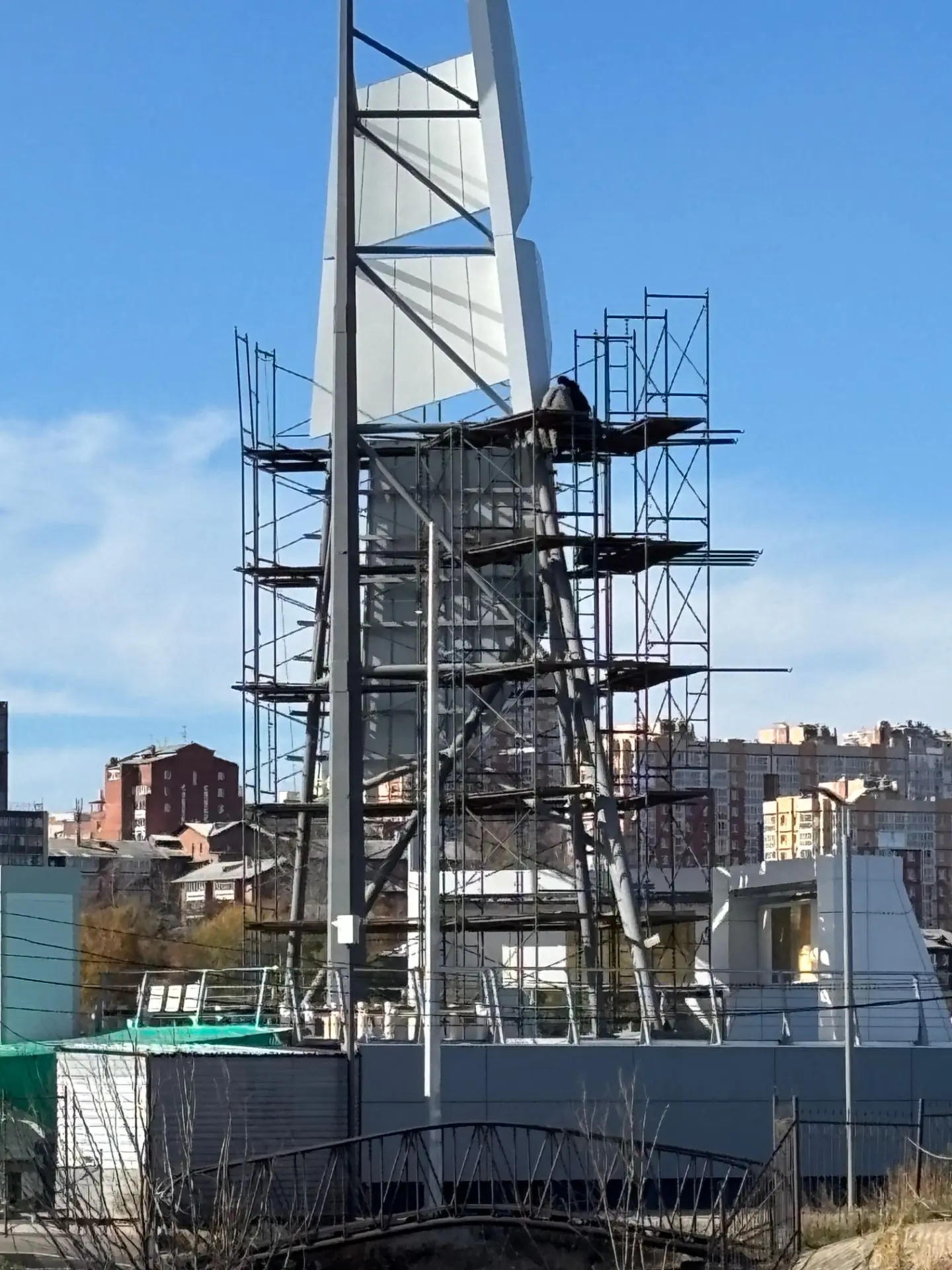⛵ Люди под парусом.