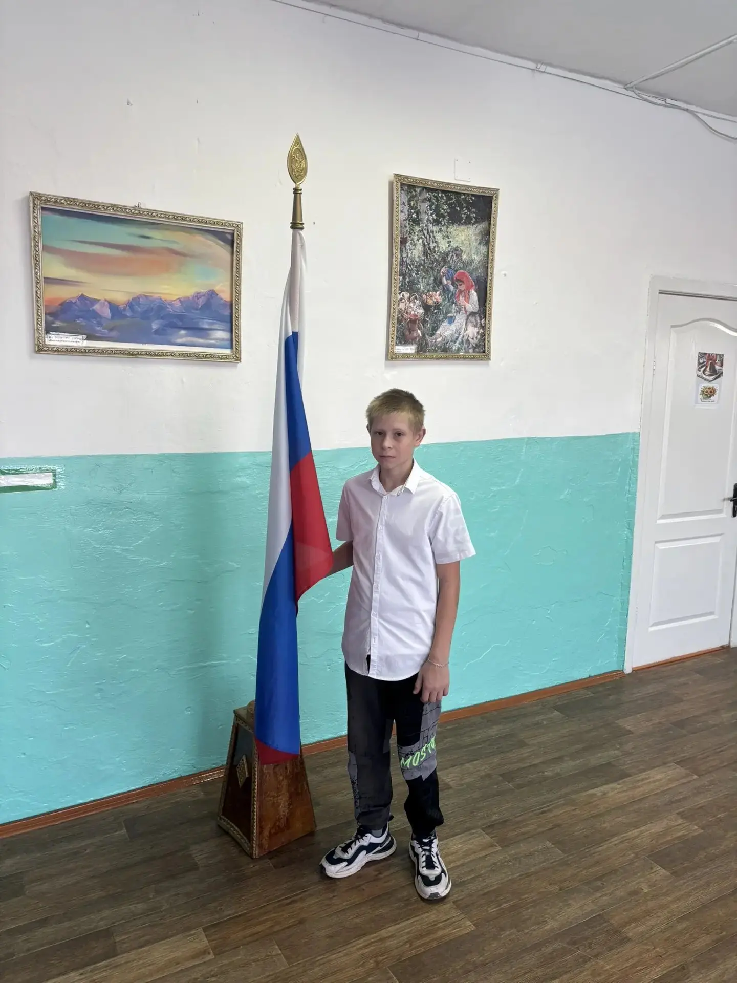 🇷🇺 Традиционно в конце недели в школе прошла торжественная церемония спуска Государст...