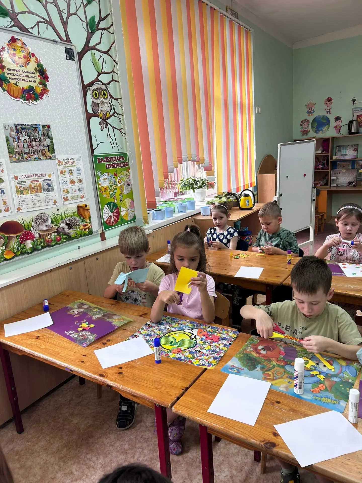 В подготовительной группе прошло увлекательное занятие по аппликации. Ребята превратили...