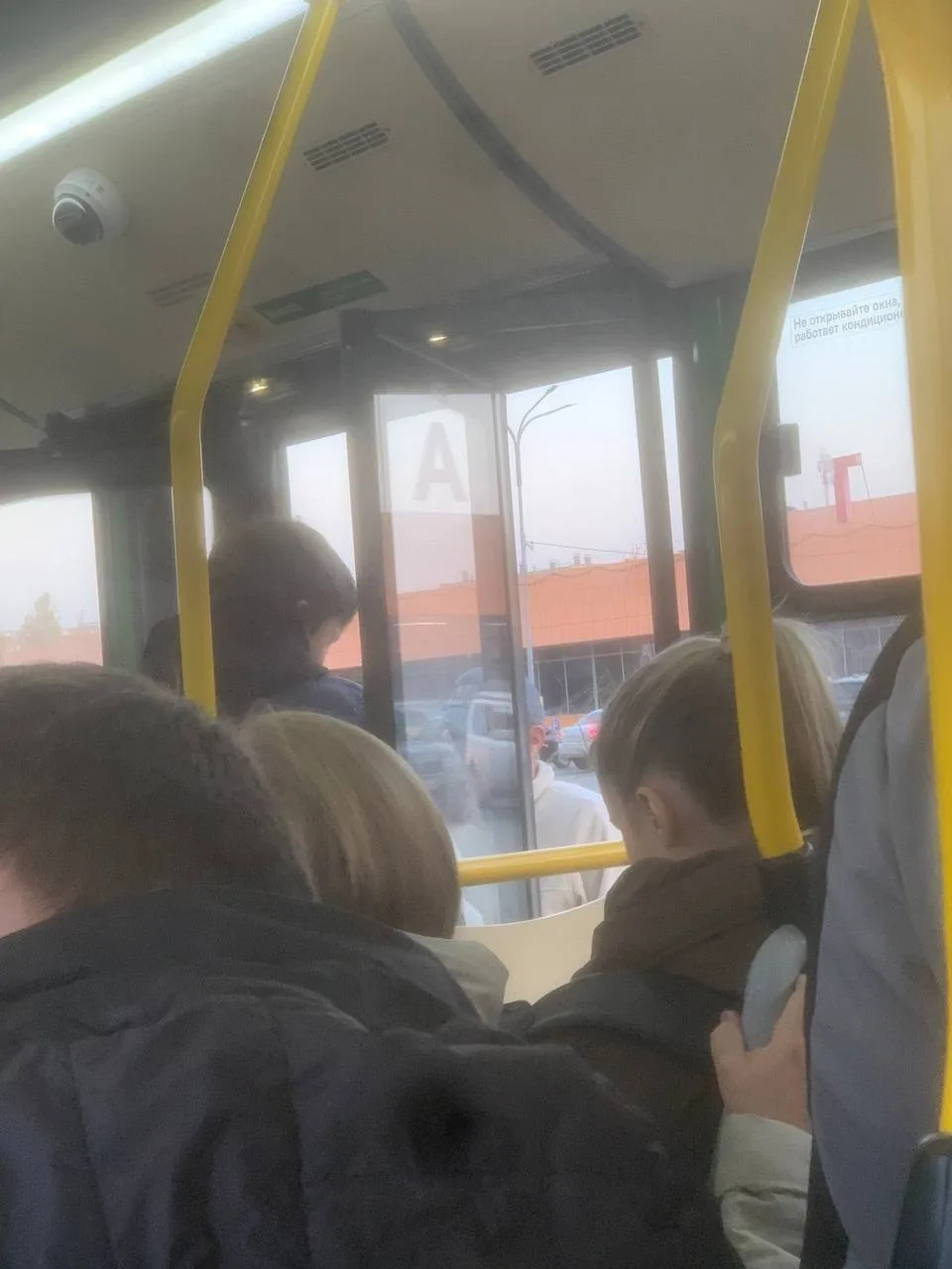 мальчик который ехал сегодня на 9 автобусе.был в серых штанах,черной толстовке и в сине...