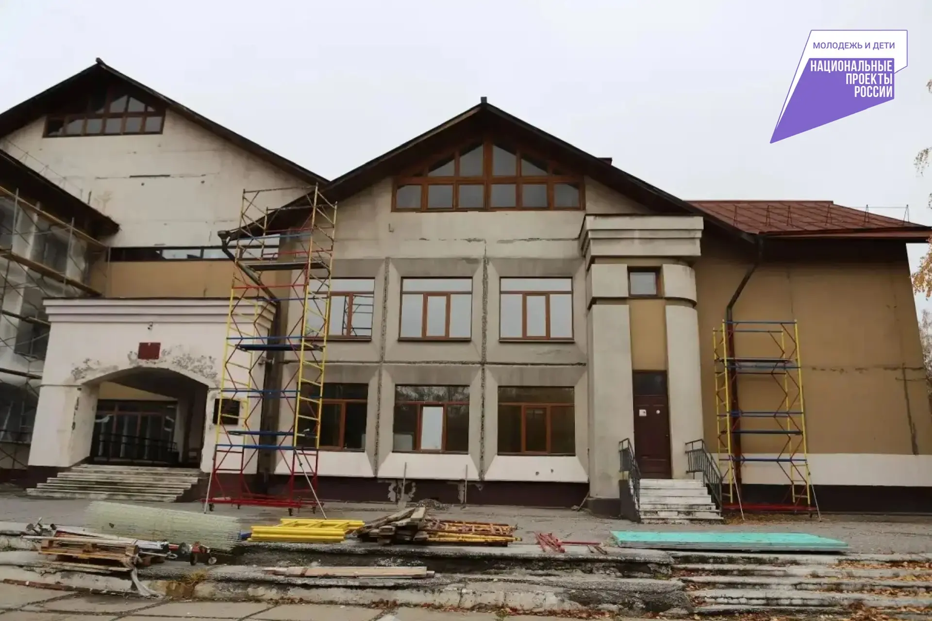 🏫 Мэр Руслан Болотов проверил ход капитального ремонта школы № 67.