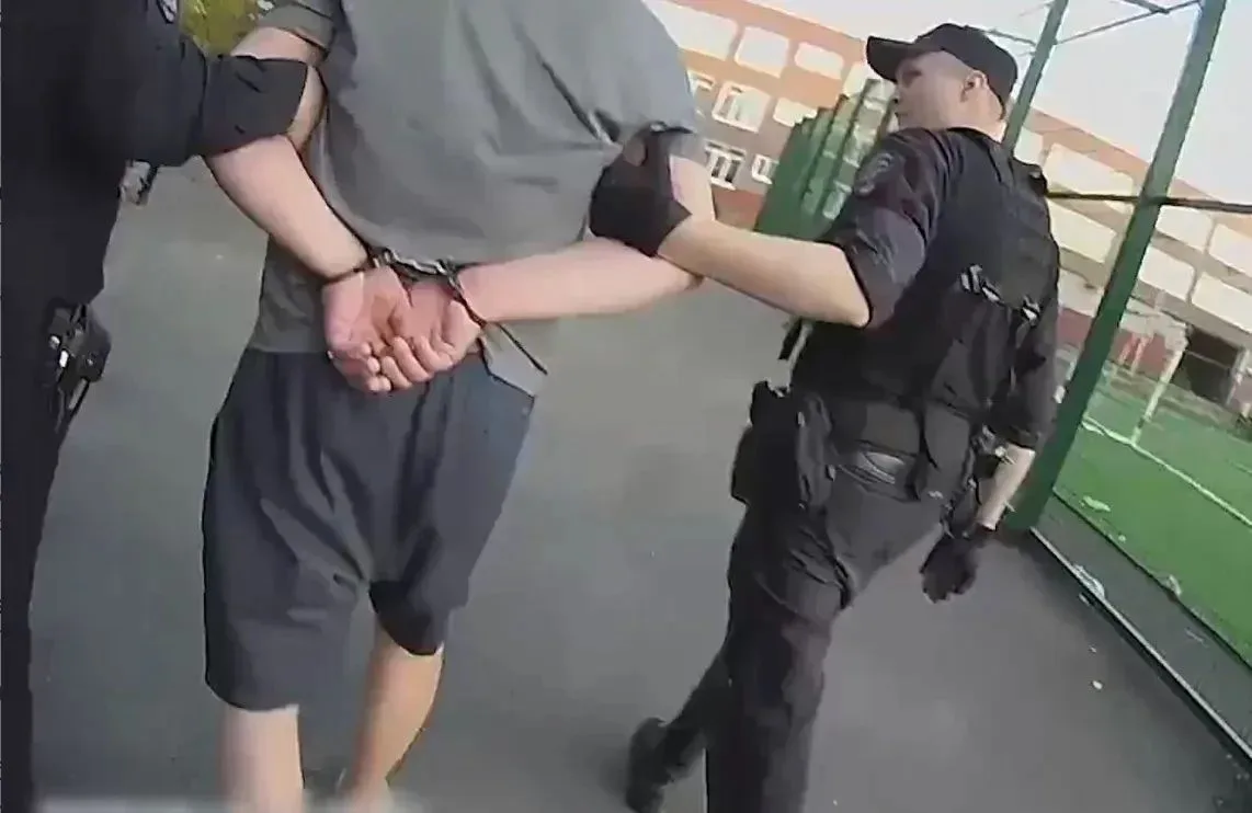 Трое суток кутузки получил житель Альметьевска, который 22 сентября "буйствовал" на одн...