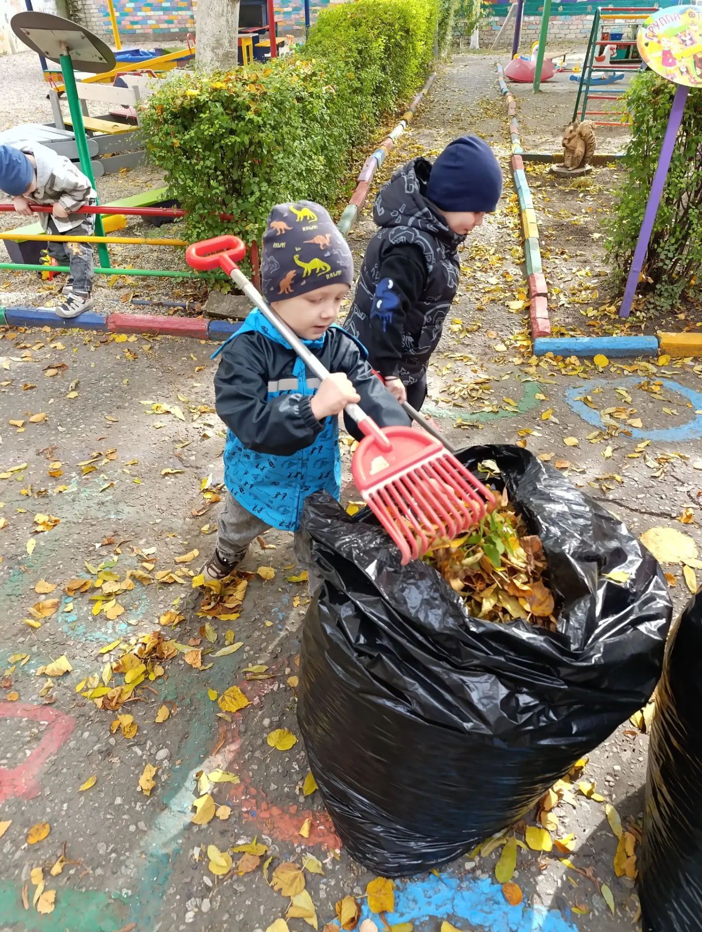 🌿Золотая осень не только радует красками, но и  добавляет работы - пора убирать опавши...