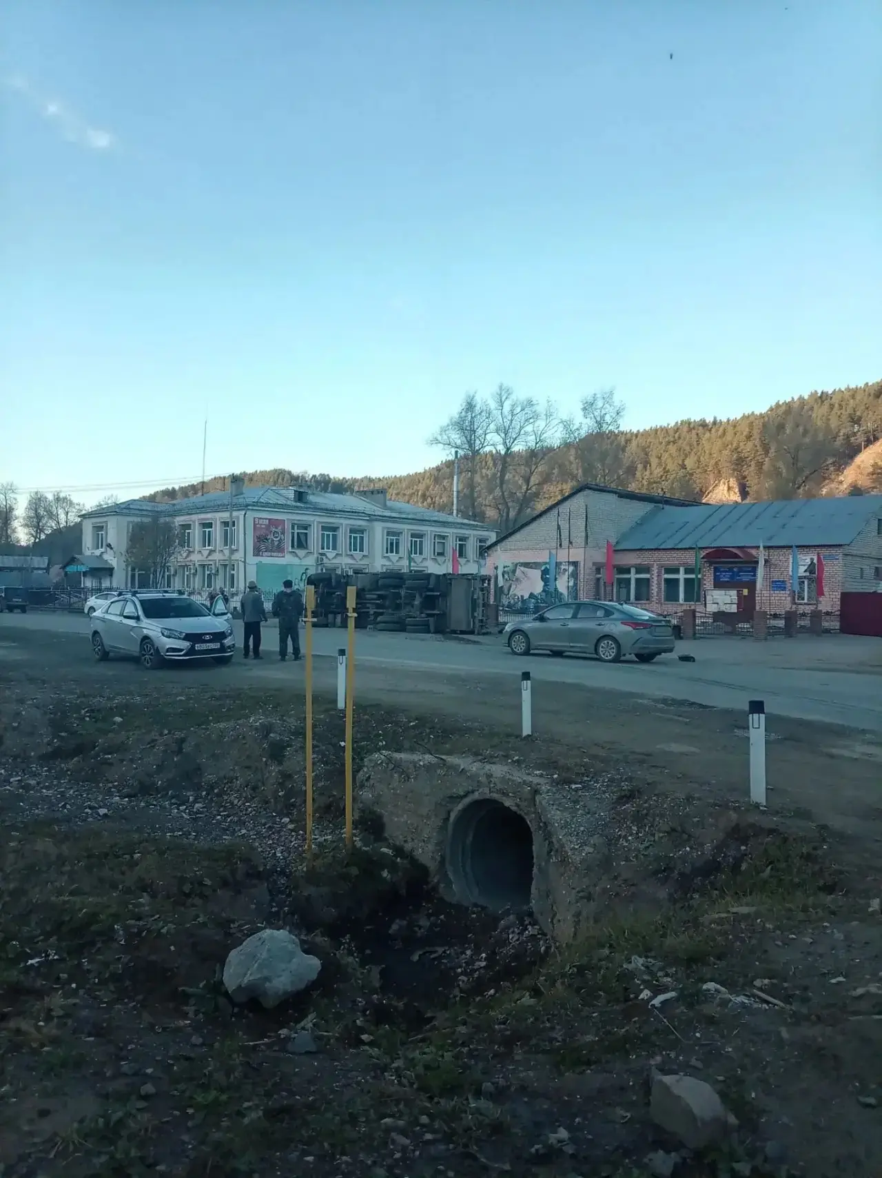 "Иҙел" магазины эргәһендәге боролошта сүп-сар йыйыу машинаһы ауған. Юл-транспорт ваҡиға...