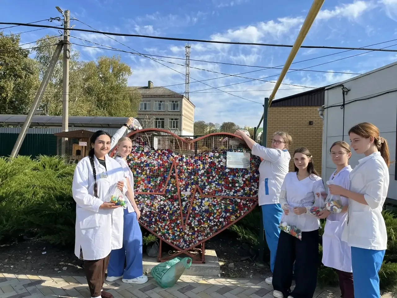 Наши студенты наполняют сердце Крышечками Добра!  Группы соревнуются за приз от директо...