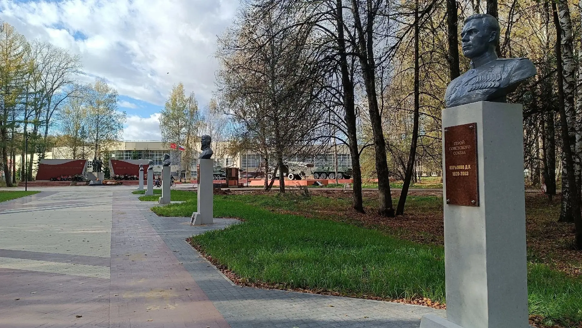 Бюсты Героев Советского Союза в Аллее Славы в парке им.Ленинского комсомола заняли свое...