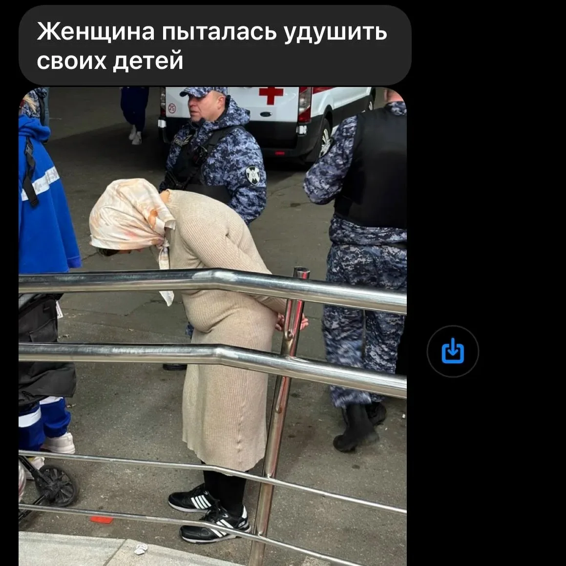 Очевидцы остановили женщину, пытавшуюся задушить детей в Москве!
