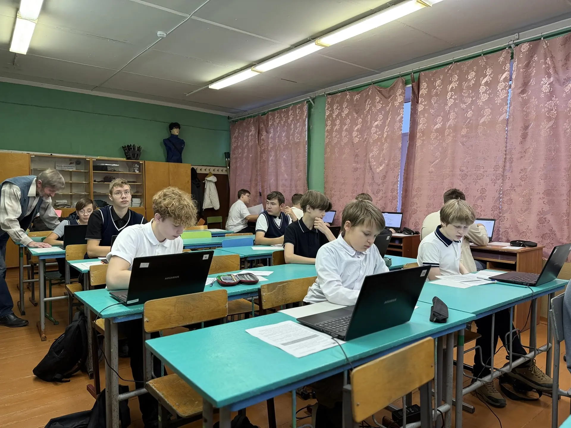 В нашей школе проходит отборочный тур Олимпиады по информатике на приз Губернатора Воло...