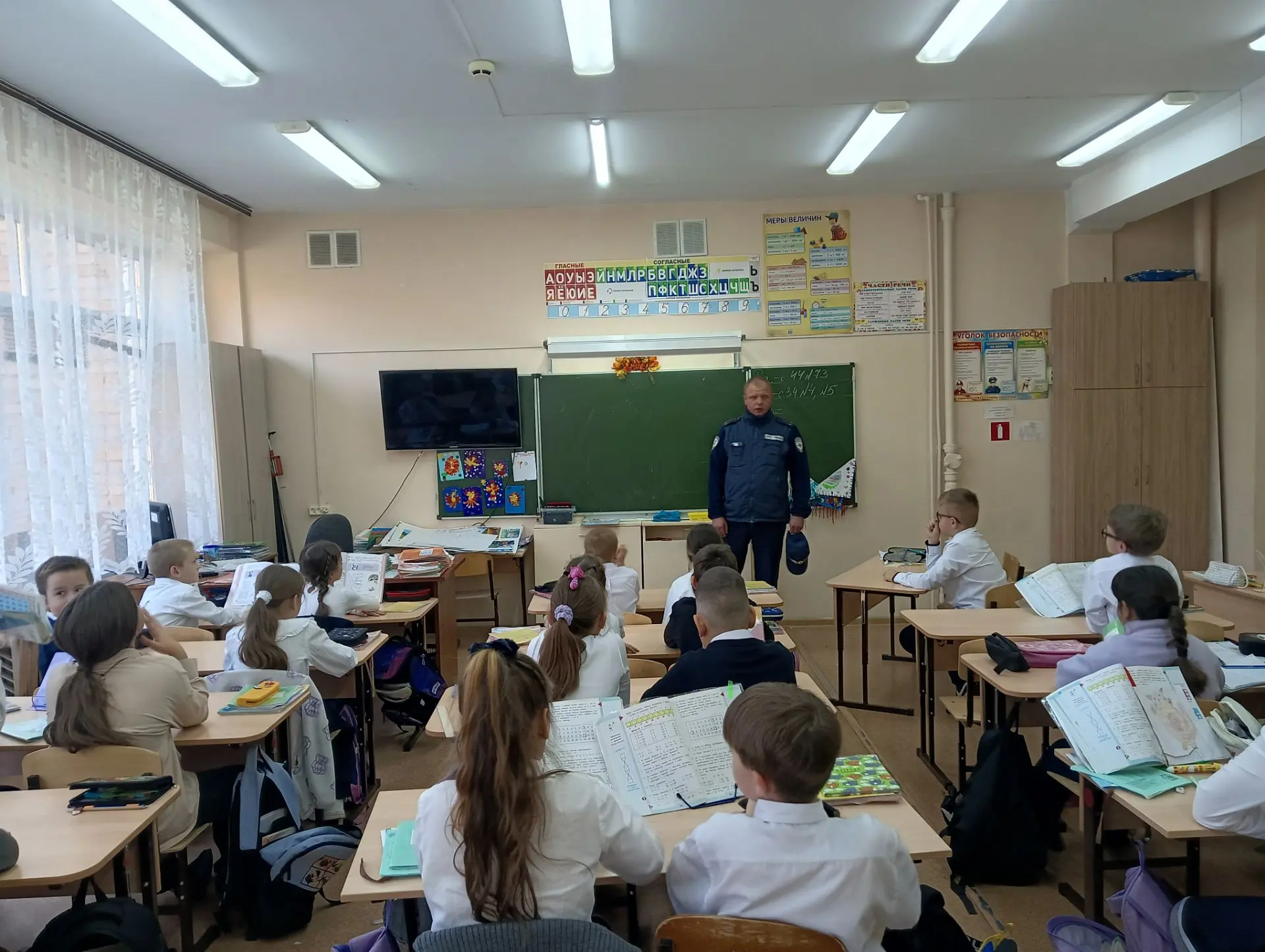 Сегодня нашу школу с важным и познавательным визитом посетил инспектор ДПС Зотов Игорь ...