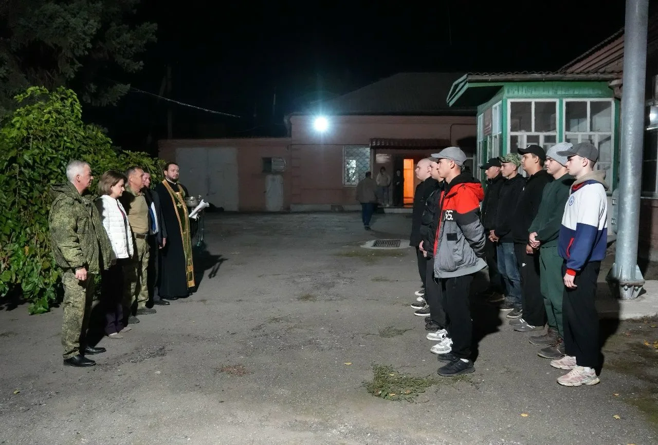 Десять молодых жителей Матвеево-Курганского и Куйбышевского районов отправились на служ...