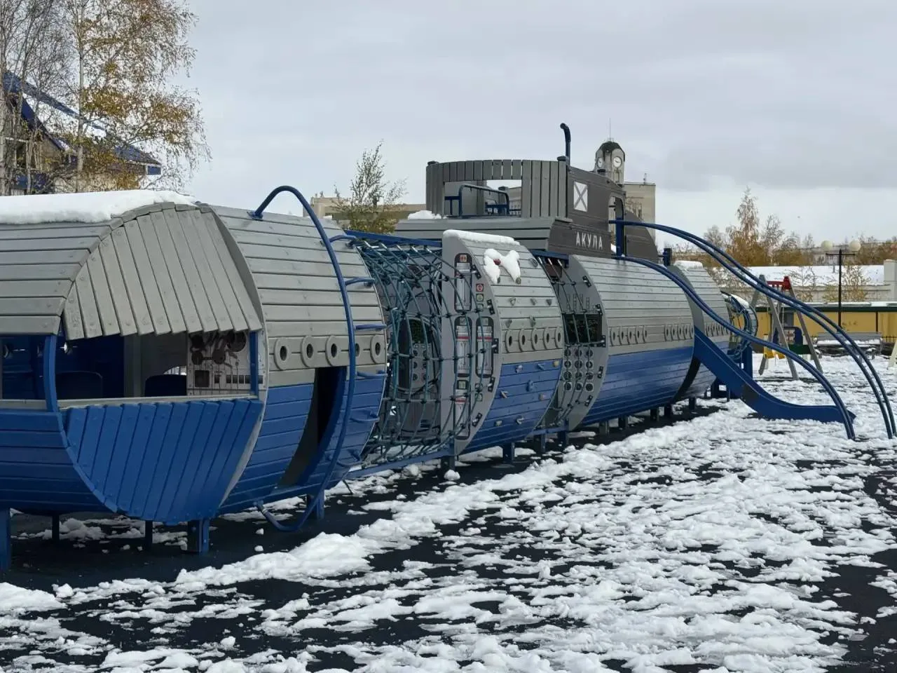 Детскую площадку «Акула» в 2 микрорайоне готовят к открытию