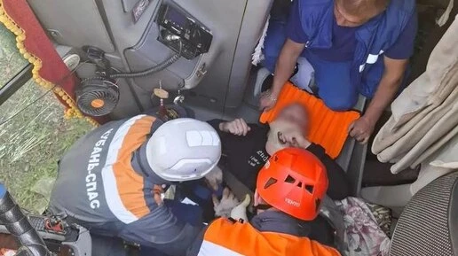 Спасатели деблокировали водителя грузовика после ДТП на Кубани