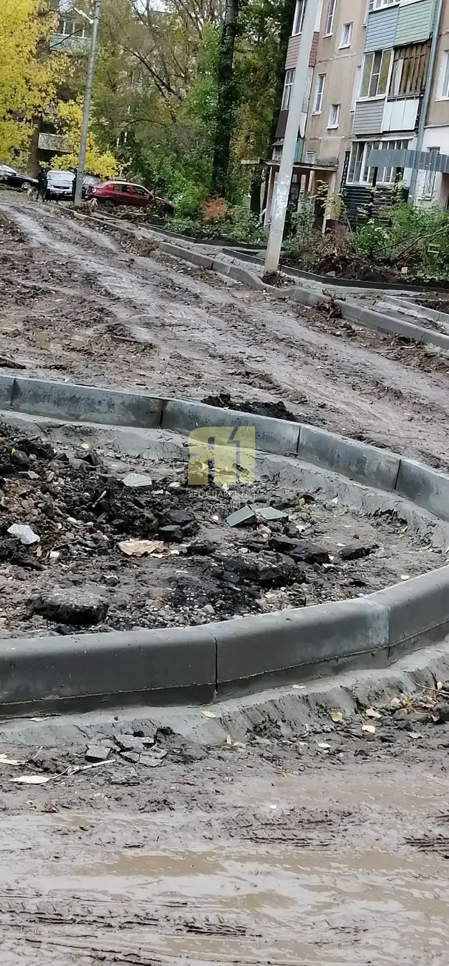 Больше месяца разрыт двор на Панина, 26 и 32.