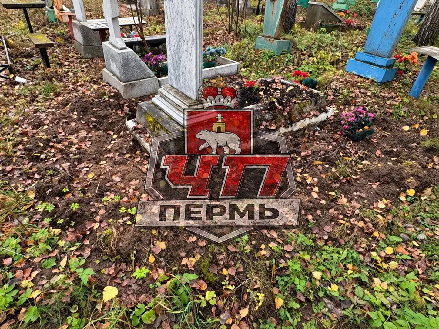 Северное кладбище. 133 квартал. Могилы изрыты до основания. Как будто что то искали вок...