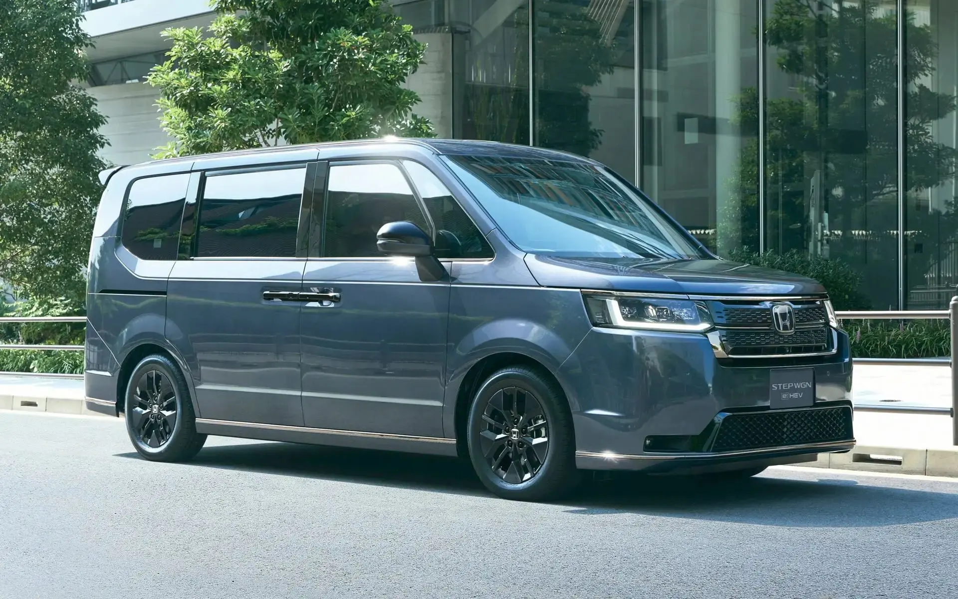 Honda Stepwgn получила спецверсию Black Edition