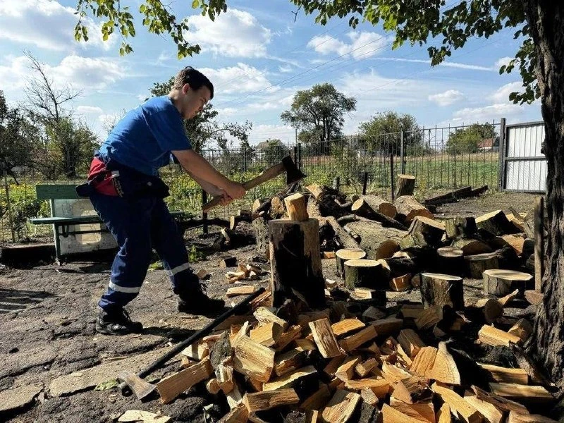 🪵 В Бердянском районе добровольцы заготовили дрова для одинокой пенсионерки