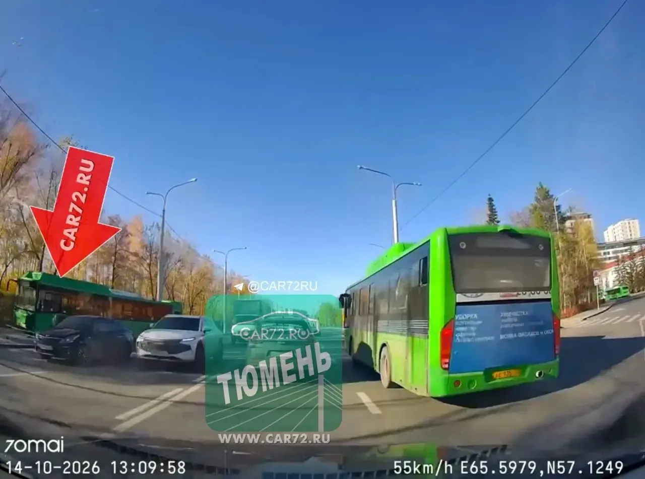 Рядом с остановкой "Медоборудования" автобус догнал машину и ушел на тротуар. В сторону...