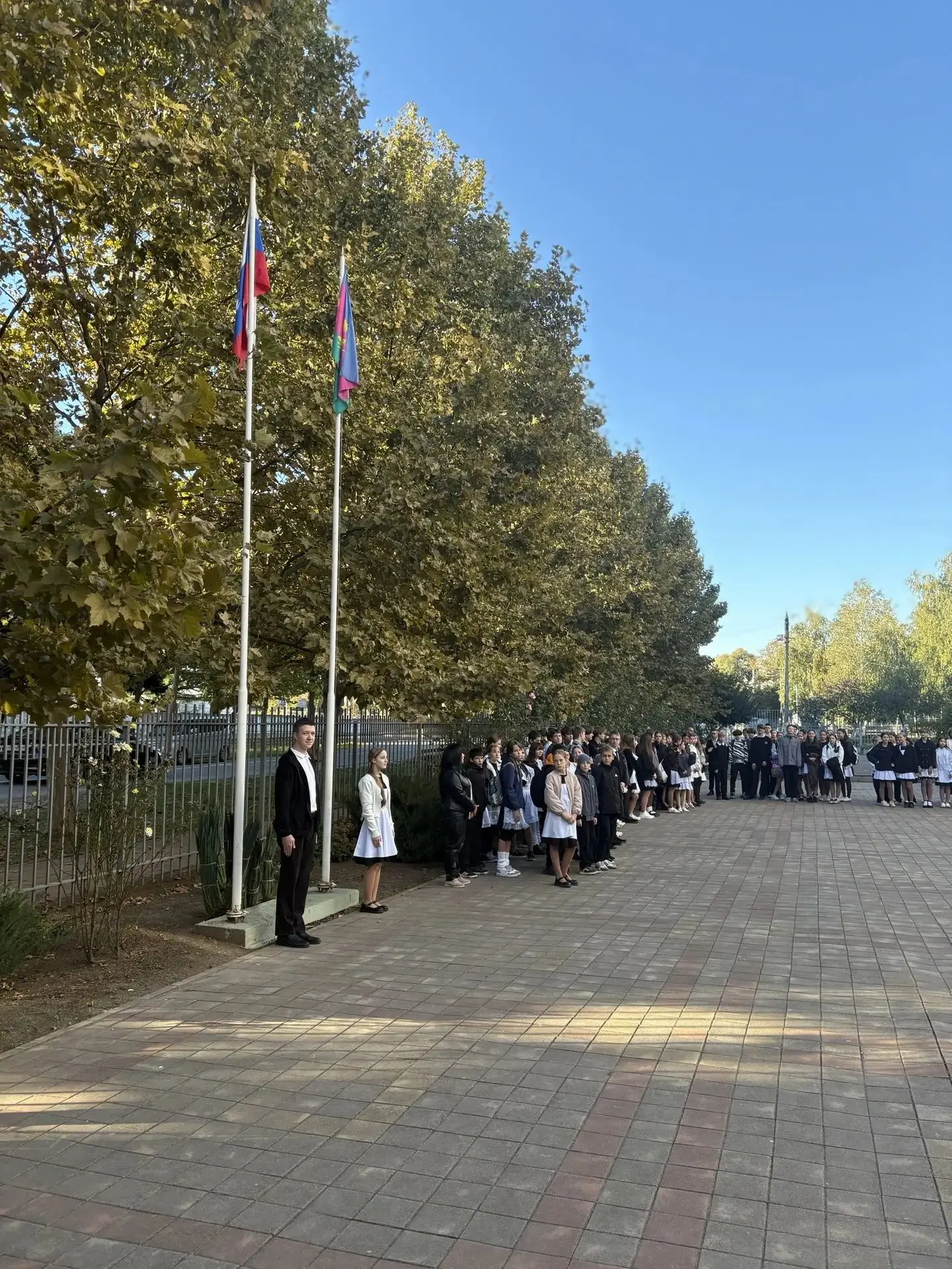 🇷🇺Неделя в МБОУ СОШ №25 началась с торжественной церемонии поднятия флага России и фл...