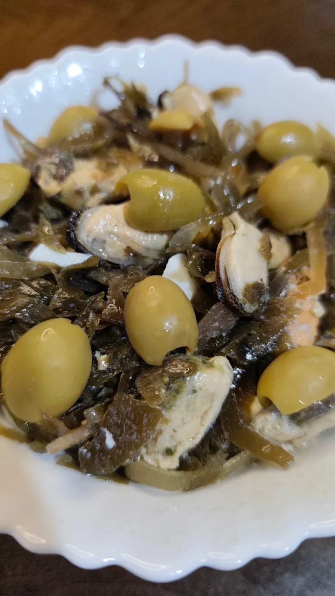 ВКУСНЫЙ И ПОЛЕЗНЫЙ САЛАТ С КОПЧЕНЫМИ МИДИЯМИ И ОЛИВКАМИ, БЕЗ МАЙОНЕЗА