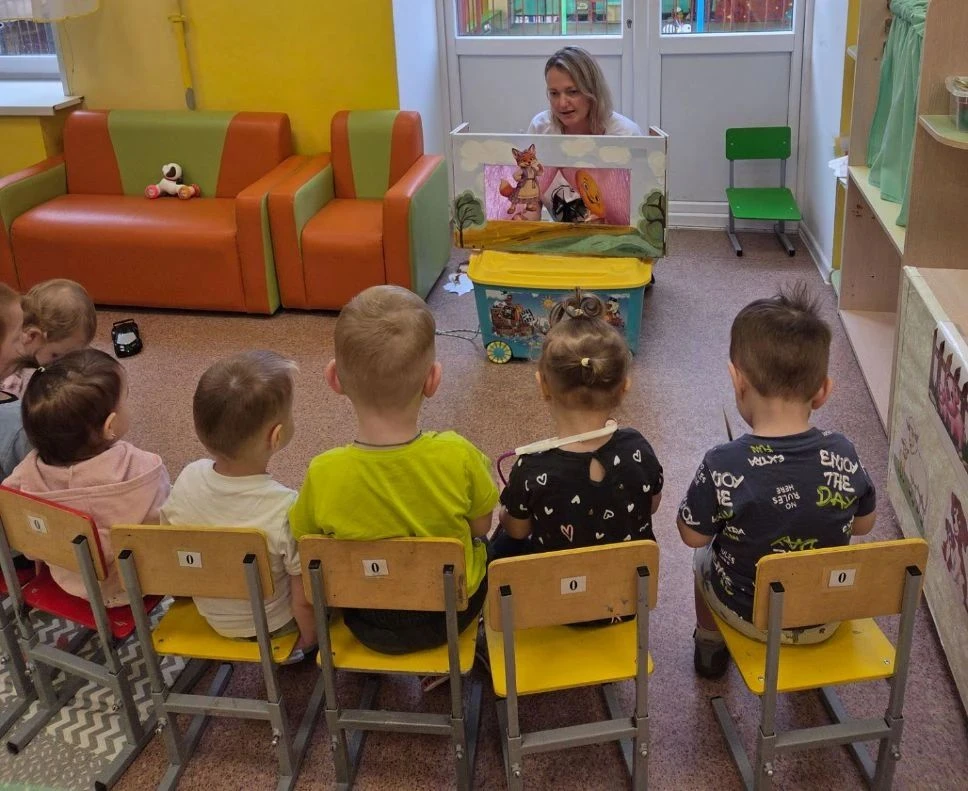 Сегодня малыши из ясельной группы сделали первый шаг в волшебный мир театрального искус...