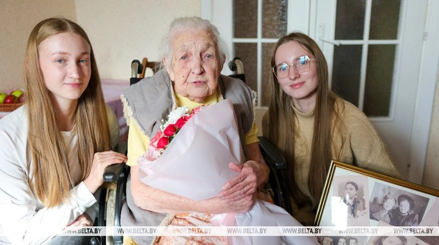 ✨"Цените мир и оставайтесь человечными". 101-летняя ветеран труда из Гомеля напутствова...