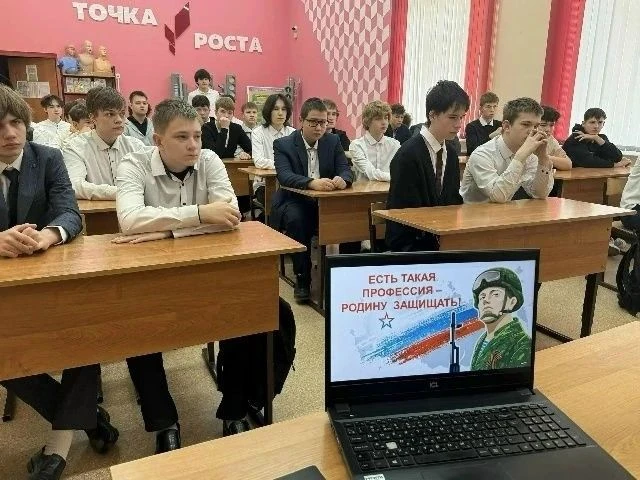 Выпускник школы, участник СВО, встретился со старшеклассниками