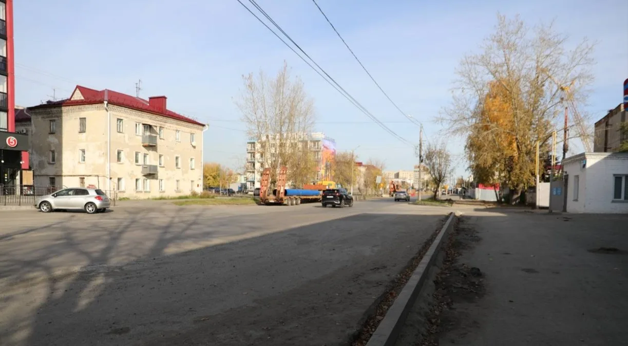 В Кургане на улице Дзержинского меняют коллектор и ремонтируют дорогу