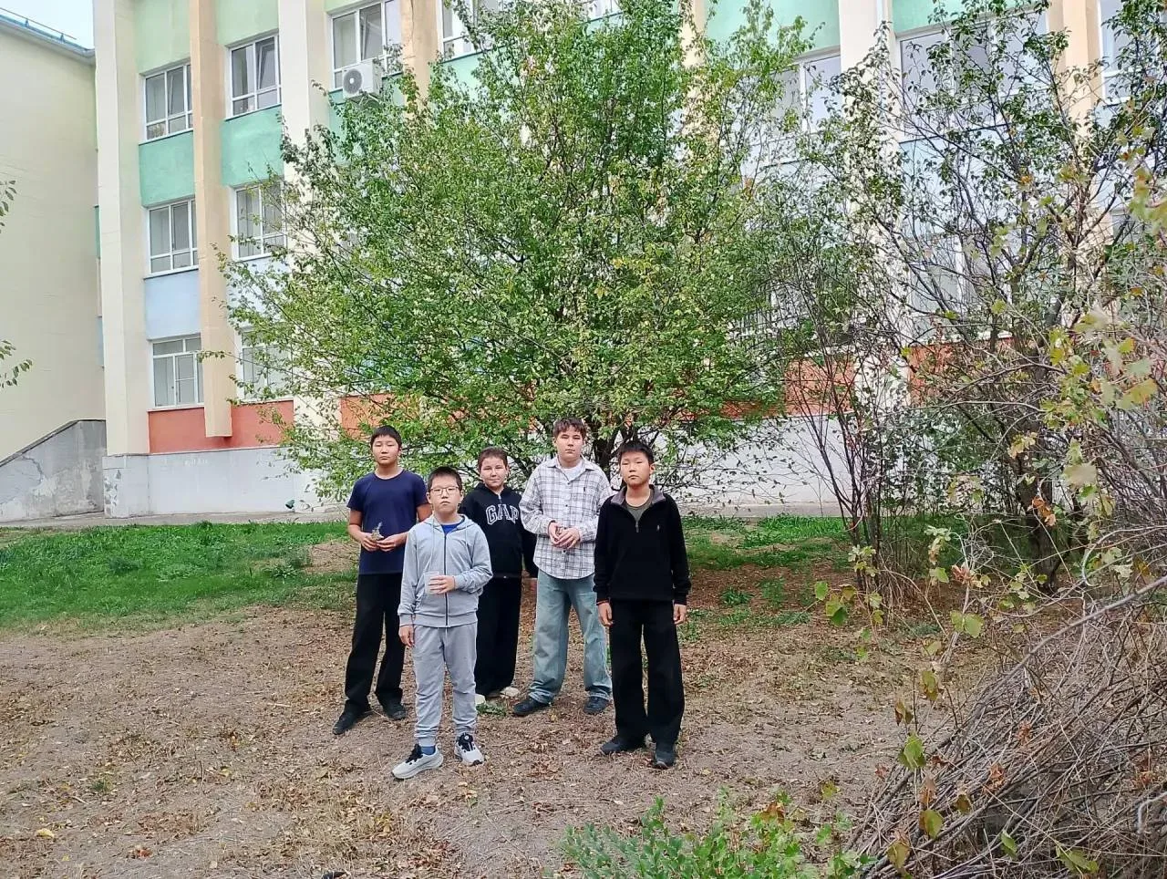 🌿 Биологи 1 и 2 групп собирают материал: эволюция растительного мира
