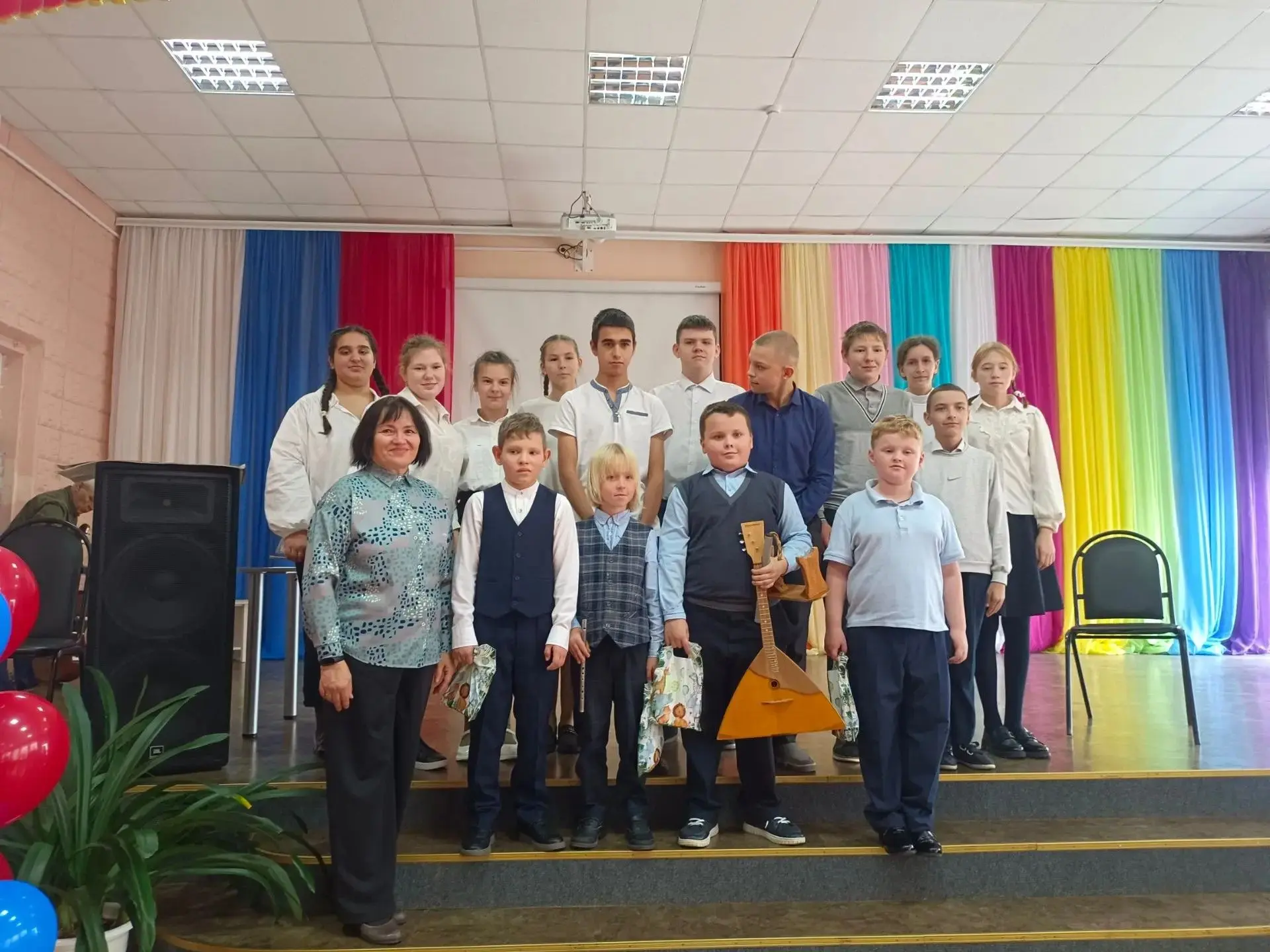 🎉 Волонтёрский концерт «Музыка — душа народа» прошёл 14 октября в коррекционном интерн...