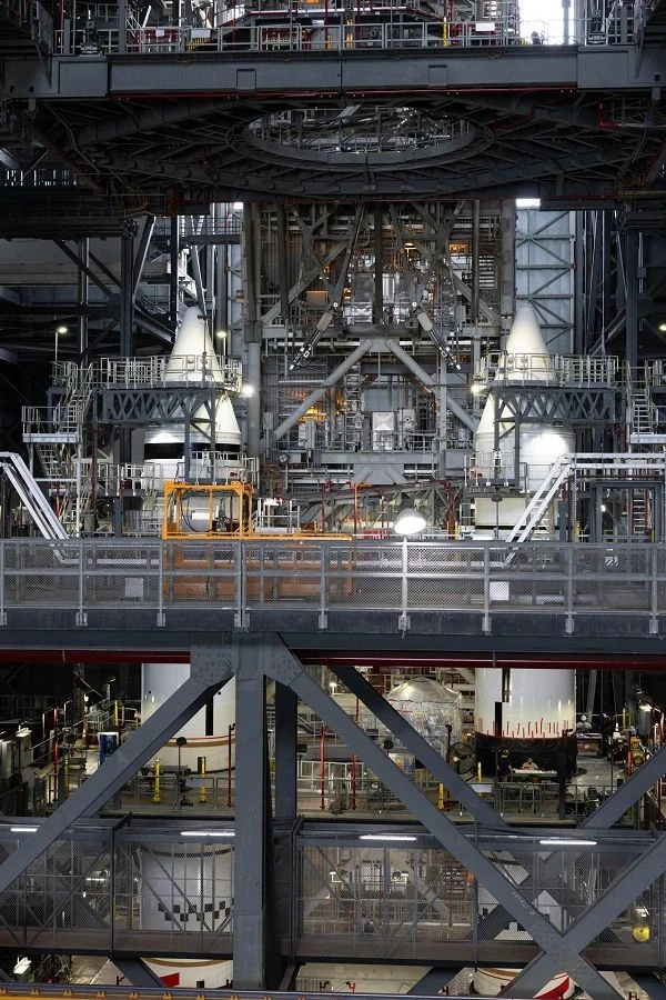 Инженеры NASA собрали боковые ускорители для РН SLS (Space Launch System), предназначен...