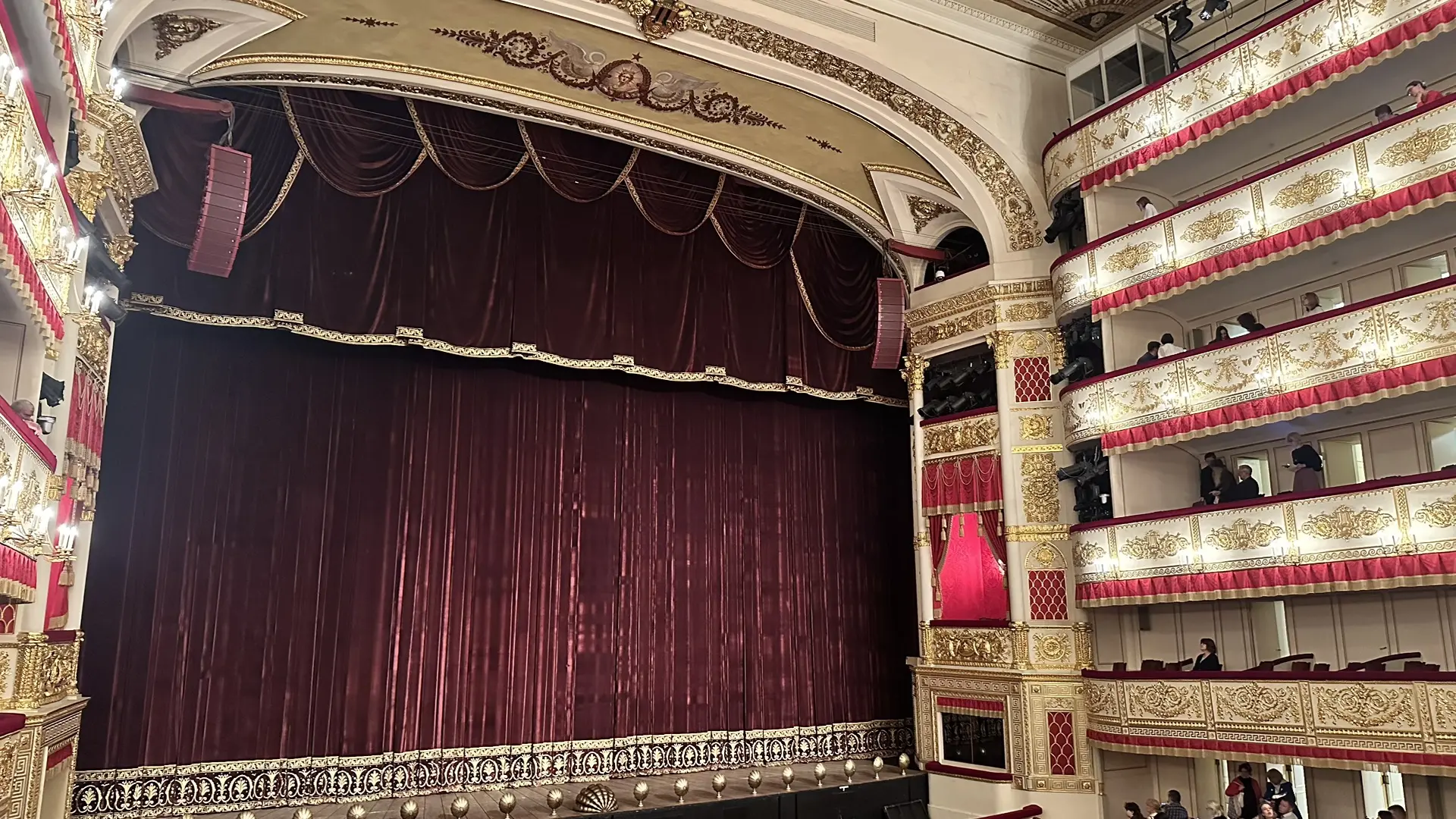 Это так мило, в Александринке в ложи приглашает швейцар в старинном камзоле❤️