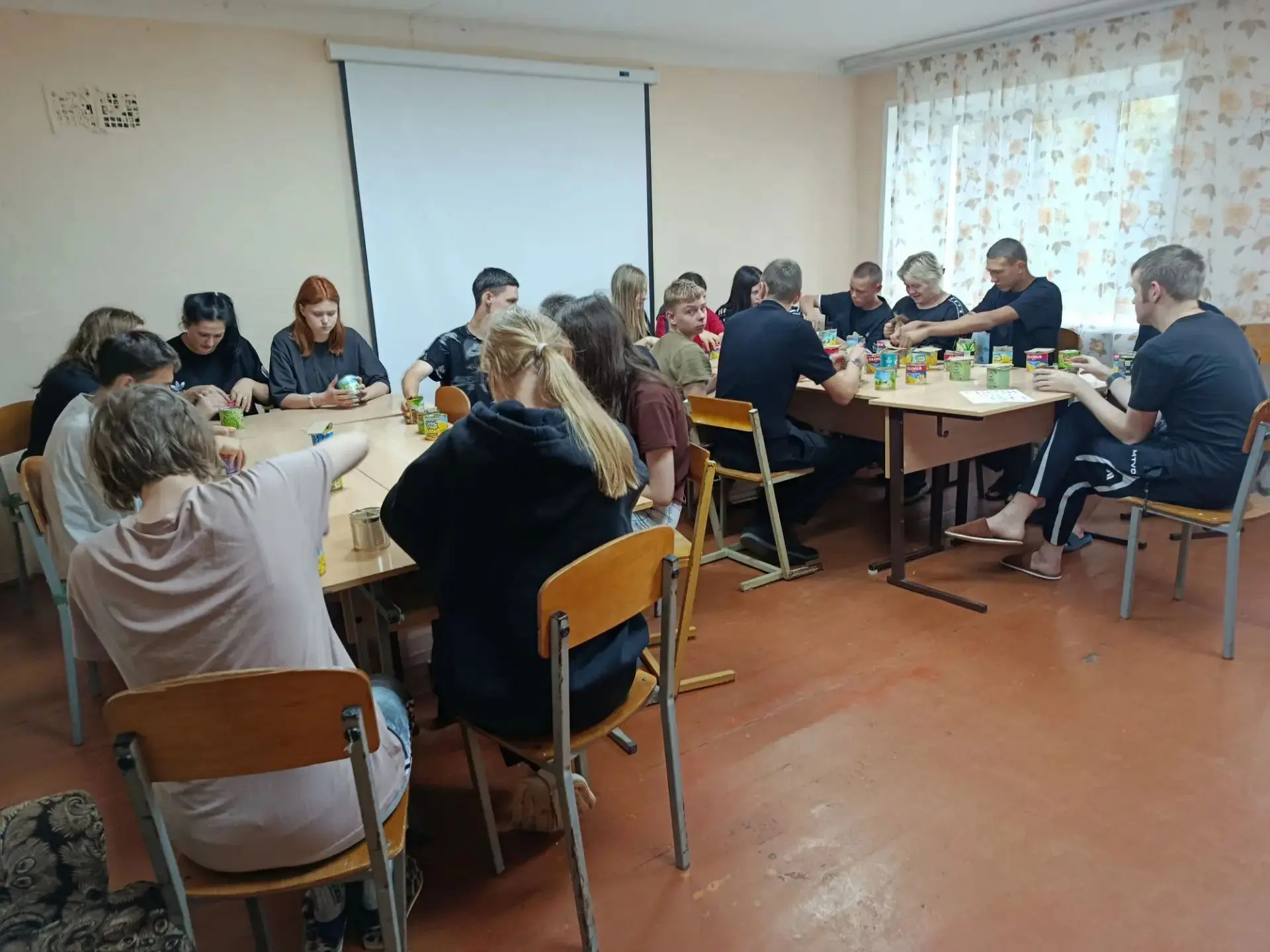 Студенты Старомайнского технологического техникума делают блиндажные свечи для бойцов СВО