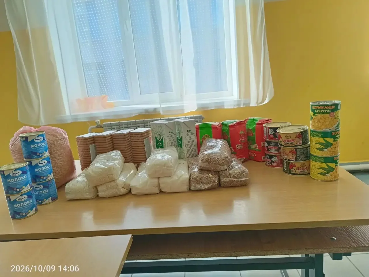 Сегодня в школе организована выдача пайков. На первом фото пайки для льготной категории...