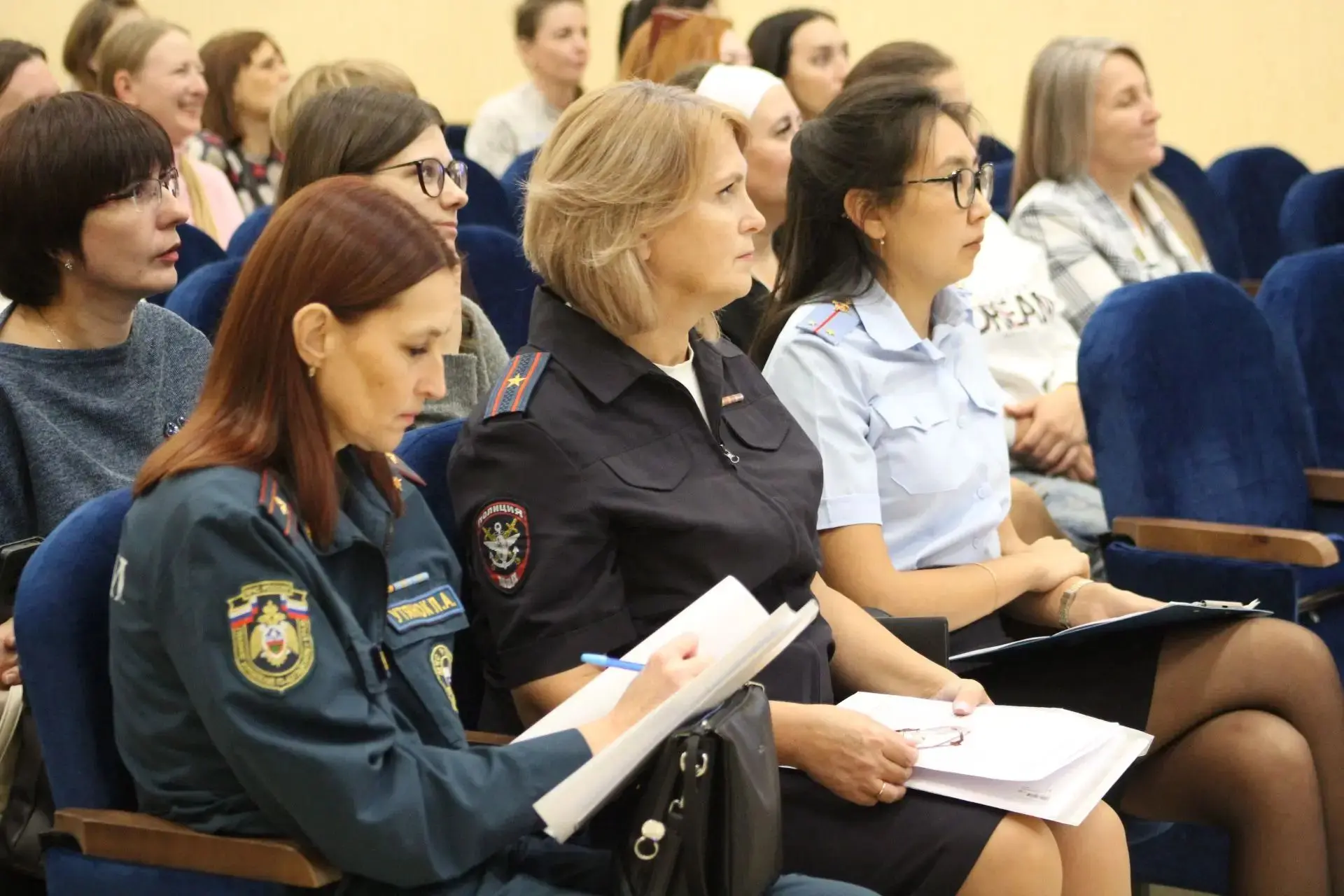 🤝 «Говорим открыто»: в Алтайском крае родители и эксперты обсудили безопасность детей