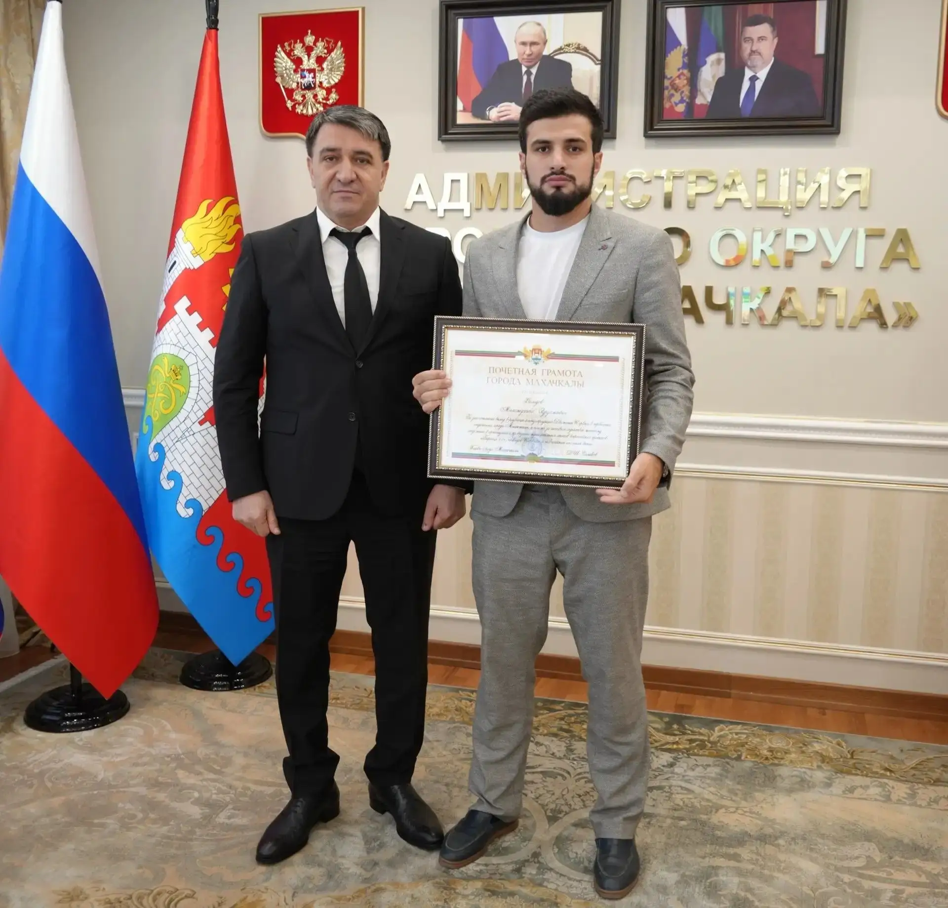 Джамбулат Салавов вручил  почётную грамоту Магомедхабибу Халидову