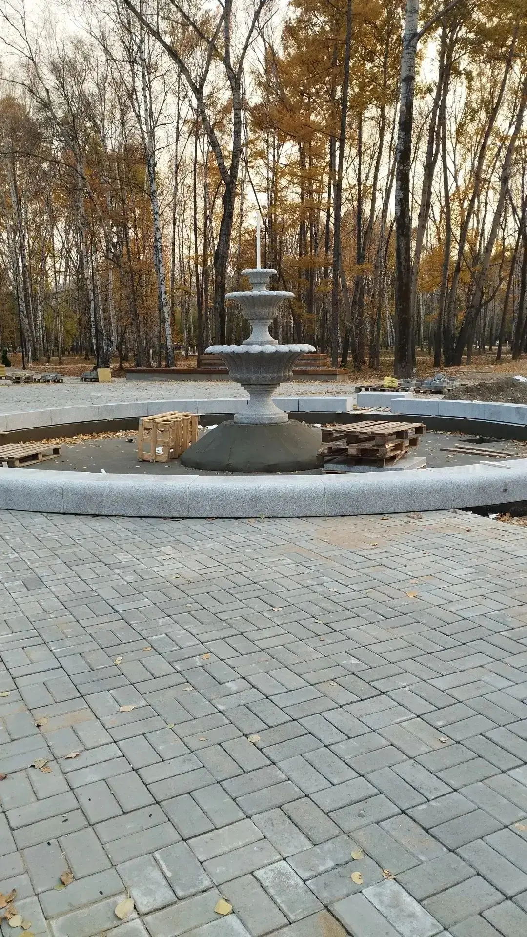 В парке Строитель завершается сборка фонтана на центральной площади.