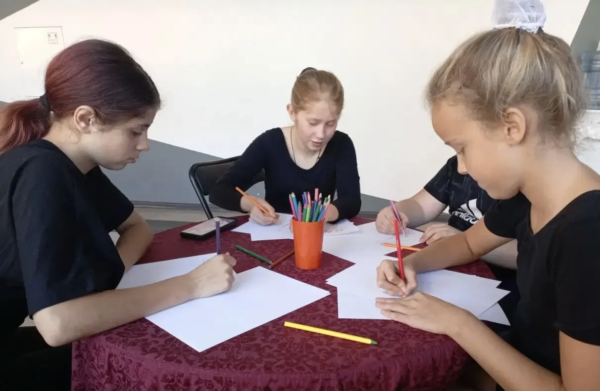 ✏️ Осень, нарисованная штрих за штрихом, в ККЗ «Октябрь»!