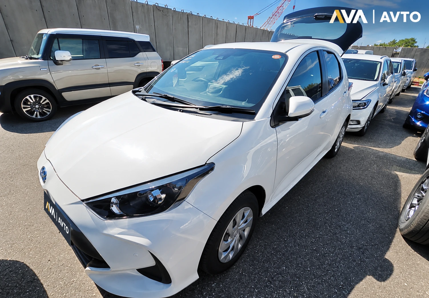 TOYOTA YARIS - компактный, городской хэтчбэк