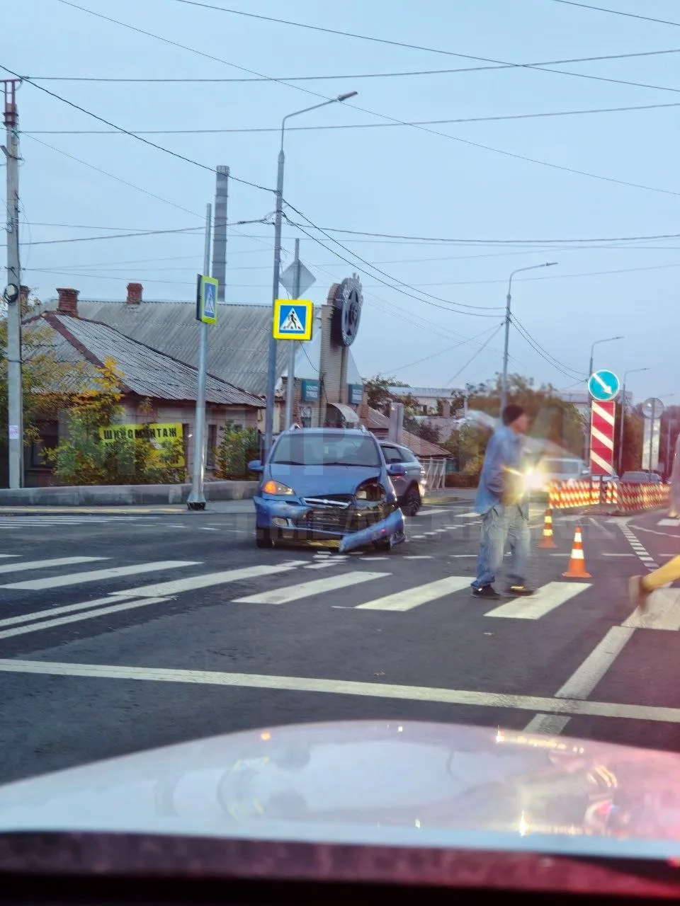 😳 Очередная авария с перевёртышем на Фрунзе в Луганске.