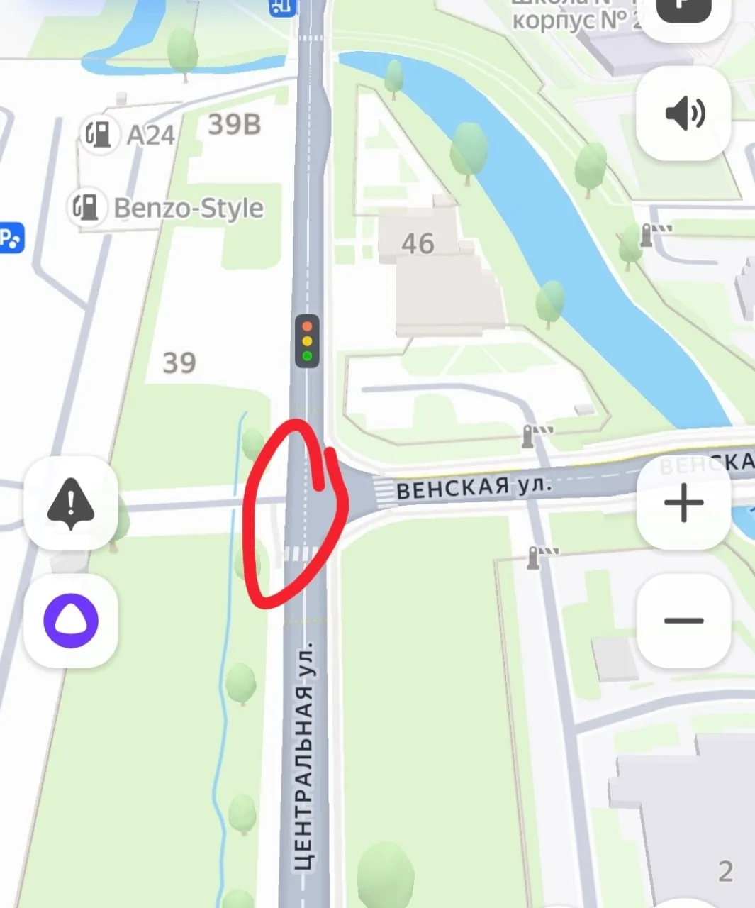 Ямы глубиной более 20см и длинной более метра на протяжени полугода.
