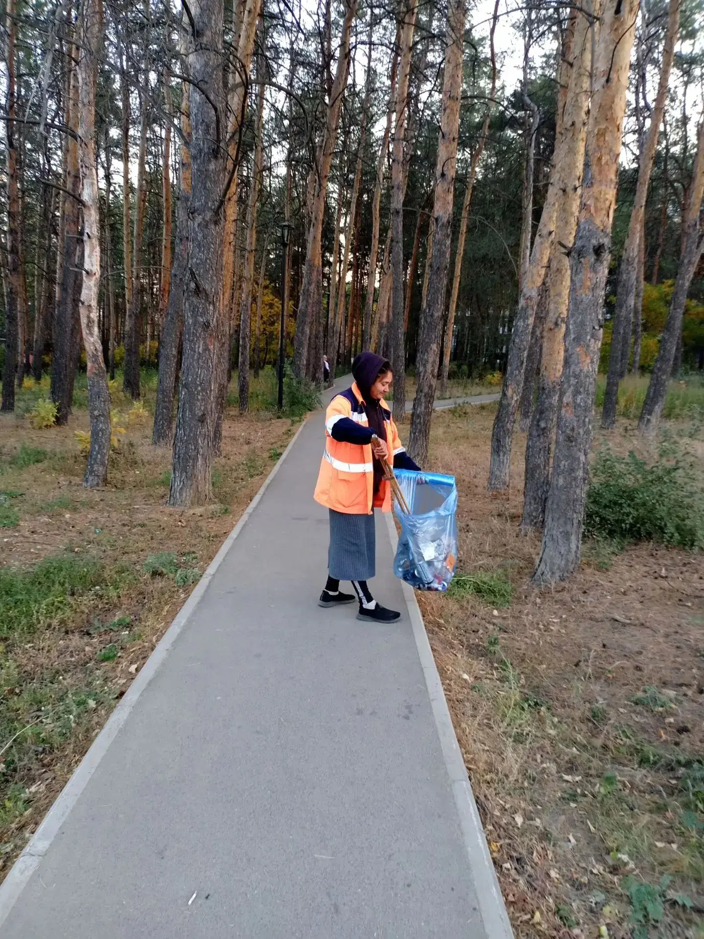 🌿Продолжается уборка территории района
