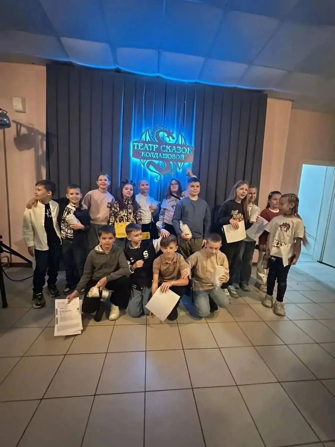 Из школьного класса — в сказку: 1 «Г» и 3 «Б» на спектакле „Сын Кощея“