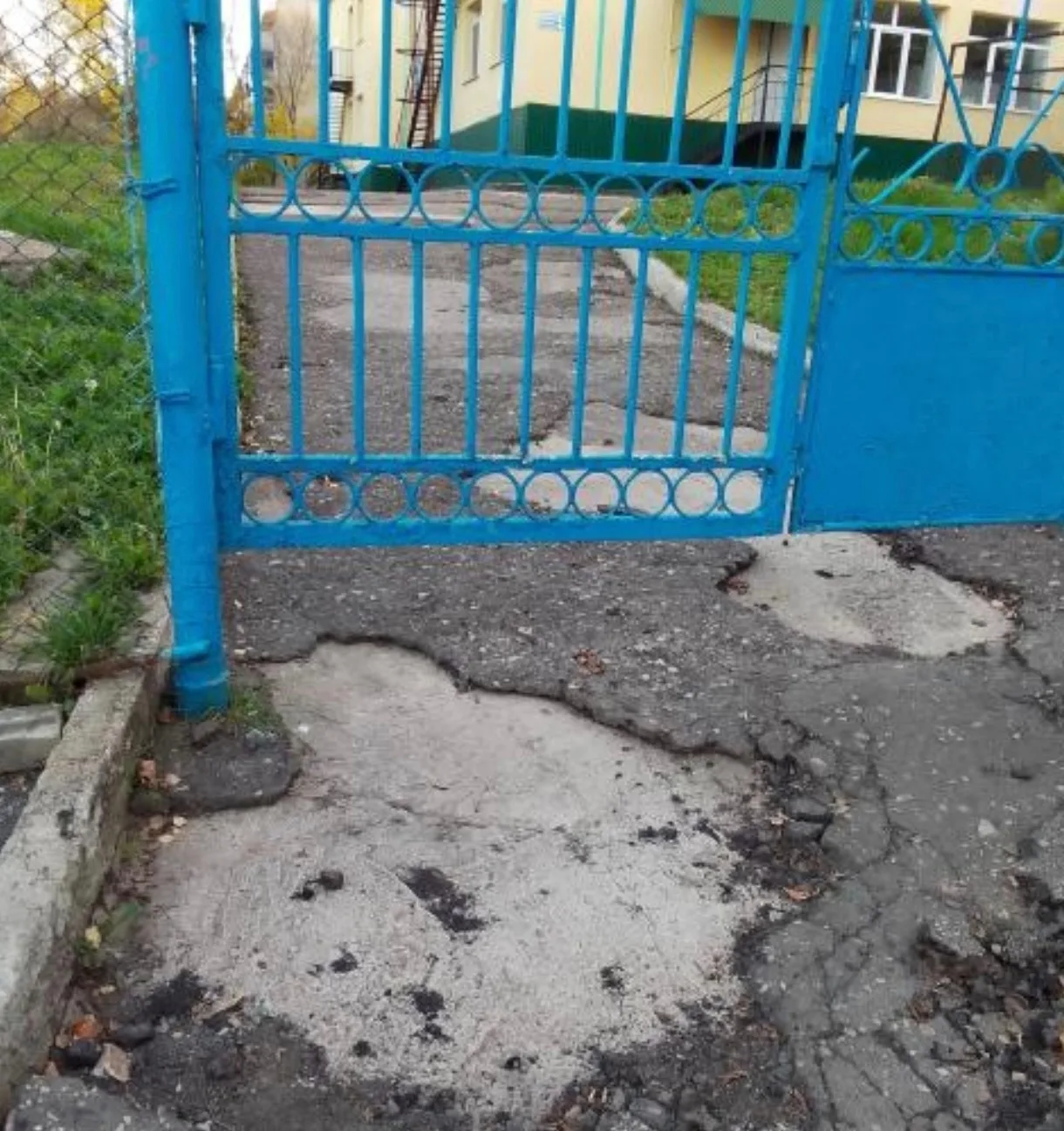 Слева — дорожка у входа в детский сад № 23 «Ёлочка», улица Суворова, Лениногорск (в нас...