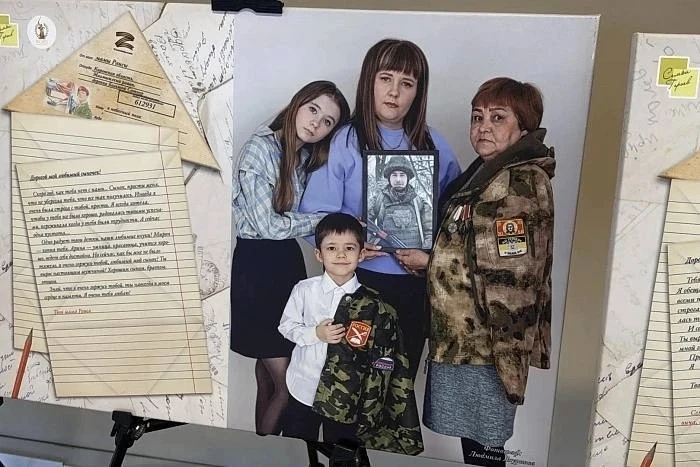 На втором этаже автовокзала Кирова работает выставка в рамках патриотического фотопроек...