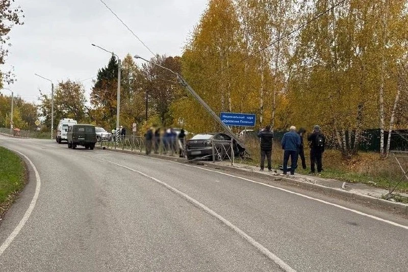⚠️В Орловской области водитель Mazda вылетел с дороги и врезался в ограждение и опору ЛЭП.